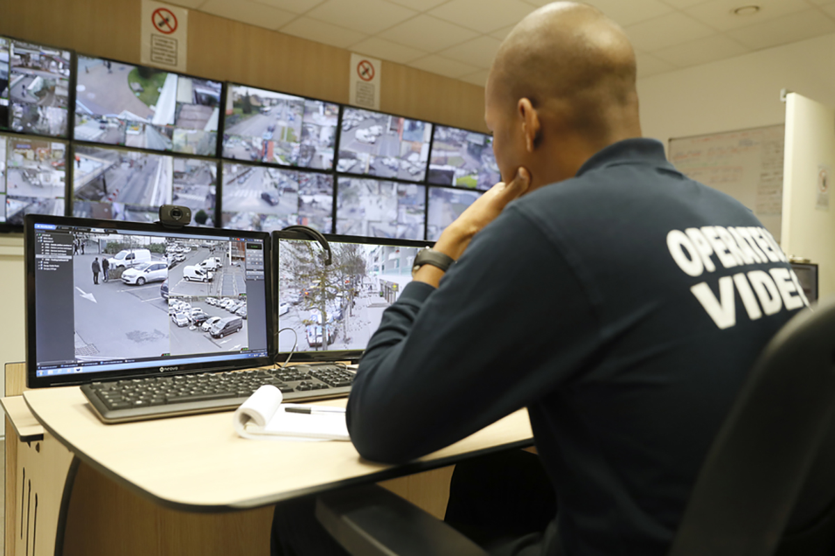 7795045880 un agent de la prefecture devant des ecran de video surveillance urbaine a paris illustration